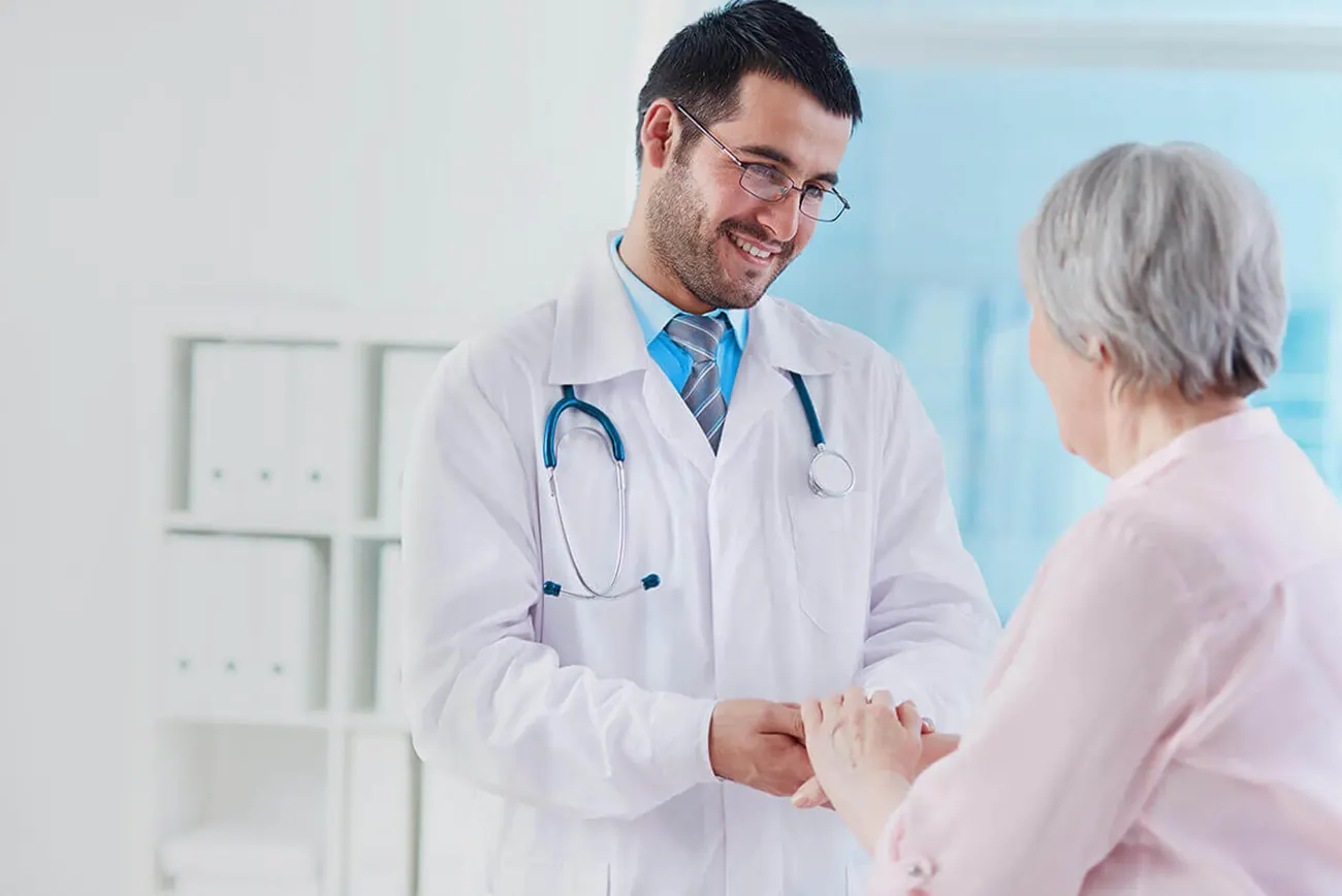 Un médico atiende a una paciente durante una consulta