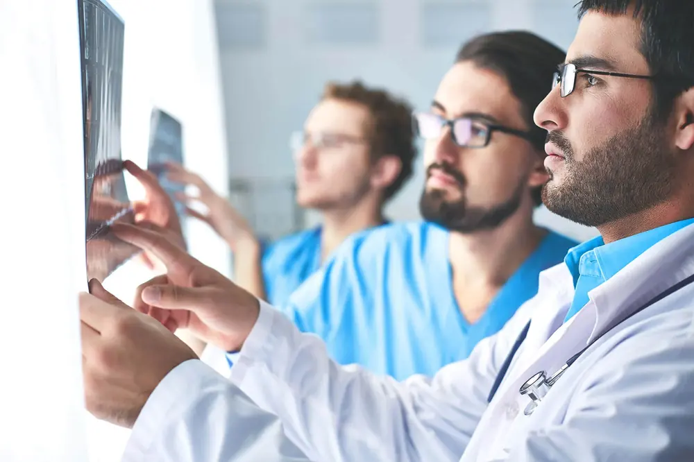 Médicos revisan una radiografía