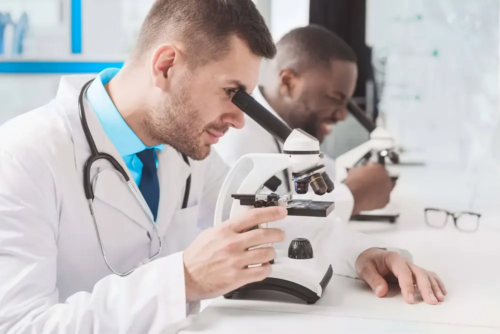 Médicos trabajan con un microscopio